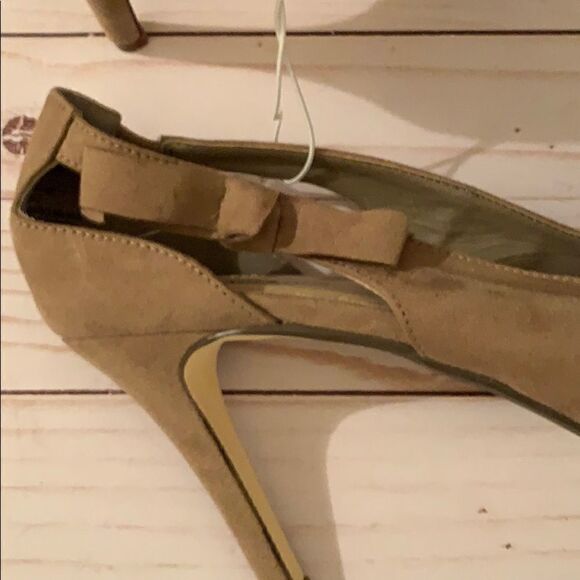 Just Fabulous 8 1/2 Taupe heels - Picture 2 of 4